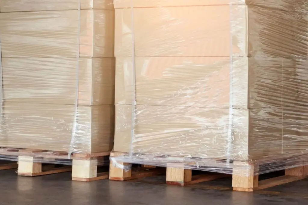 The Hidden Risks of Using Wooden Pallets in Clean Environments